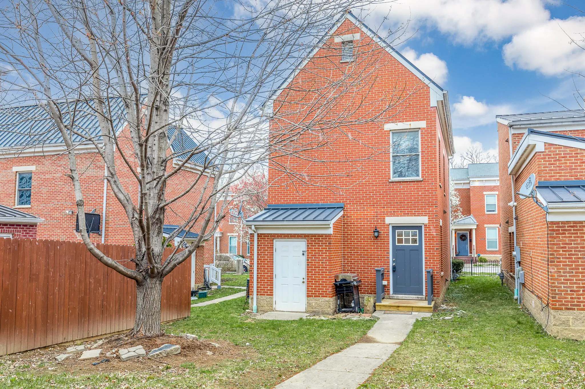 232 W 8th St 41071 low res -32