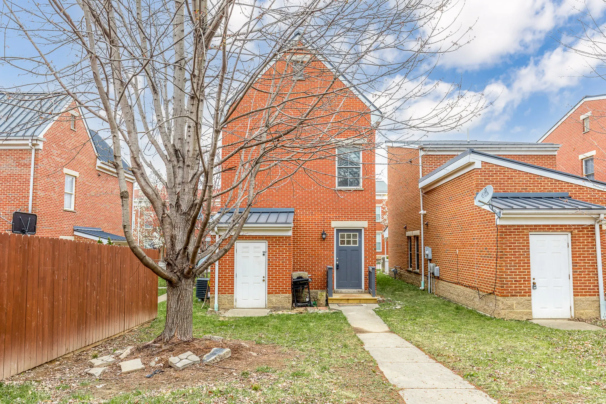 232 W 8th St 41071 low res -33